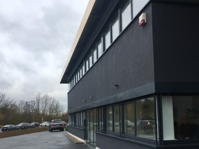 Das Raffstore und Jalousien Projekt an dem Bürogebäude Eier-Weiss in Dietzenbach, von Frimey in Fulda.