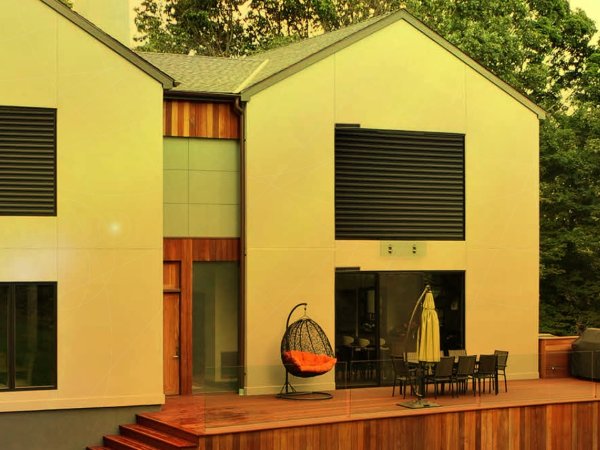 Die umweltfreundlichen und energiesparenden Solar Rollläden als Einbaurollladen in einem Einfamilienhaus.