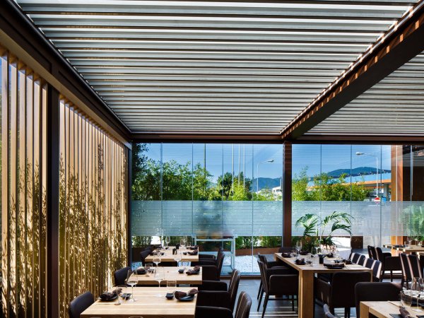 Das clevere Pergola - System bietet dem Restaurant eine Möglichkeit den Außenbereich auch bei Regen zu nutzen.