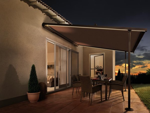 Die energiesparende und dimmbare LED Beleuchtung der Warema Pergolamarkise P40, für stimmungsvolle Abendstunden auf der Terrasse.