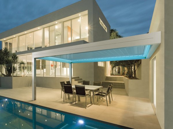 Gibus Twist Pergola am Haus bei Frimey Fulda