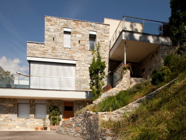 Idyllisches Steinhaus am Hang gebaut mit Hella Raffstoren.