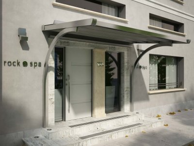 Die Pergola Archi von Hella kommt komplett ohne Pfosten aus und wird direkt an die Hauswand montiert.
