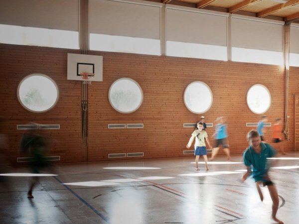 Elementverdunklung in einer Turnhalle.
