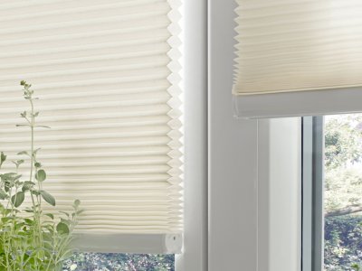 Der Wabenplissee von Erfal gibt es in verschiedenen Stoffqualitäten und bildet ein Luftpolster hinter dem Fenster.