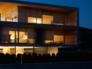 Fassadenbeschattung Haus beleuchtet