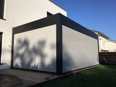 Die hochwertige Pergola Gibus Zenit mit beweglichen Dach und setlichen ZIP Senkrechtmarkisen in Dieburg, Frimey Fulda.