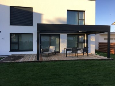 Die hochwertige Pergola Gibus Zenit mit beweglichen Dach und setlichen ZIP Senkrechtmarkisen in Dieburg, Frimey Fulda.