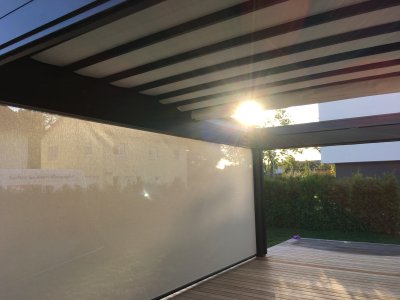 Die hochwertige Pergola Gibus Zenit mit beweglichen Dach und setlichen ZIP Senkrechtmarkisen in Dieburg, Frimey Fulda.