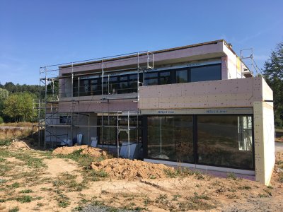 Die Hella Raffstores mit Kästen an einem Architektenhaus in Götzenhof von Frimey in Fulda.