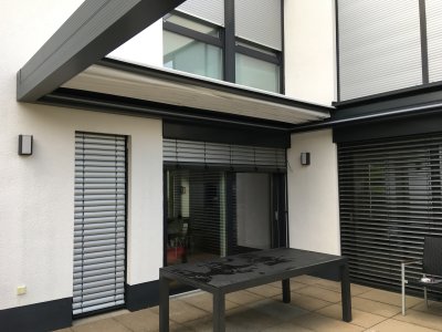 Die Gibus Zenit Pergola an einen Architektenhaus in Kassel von Frimey in Fulda.