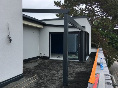 Die Pergola Hella Sintesi auf einer Dachterrasse in Alzey von Frimey in Fulda.