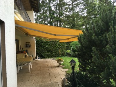 Die gekuppelte Gelenkarmmarkise Hella Areia mit überlänge in Künzell von Frimey in Fulda.