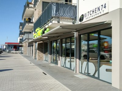 Das Restaurant Kitchen74 in Petersberg hat Kassettenmarkisen von Frimey in Fulda für ihre Außenterrasse.