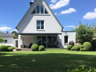 Das Architektenhaus in Neuenberg mit einer Warema K70 Kassettenmarkise von Frimey in Fulda.