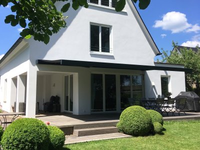 Das Architektenhaus in Neuenberg mit einer Warema K70 Kassettenmarkise von Frimey in Fulda.