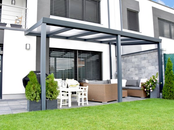 Das Frimey Terrassendach Kassel ist eien moderne Überdachung mit VSG Glas und einer stabilen Aluminium Konstruktion.