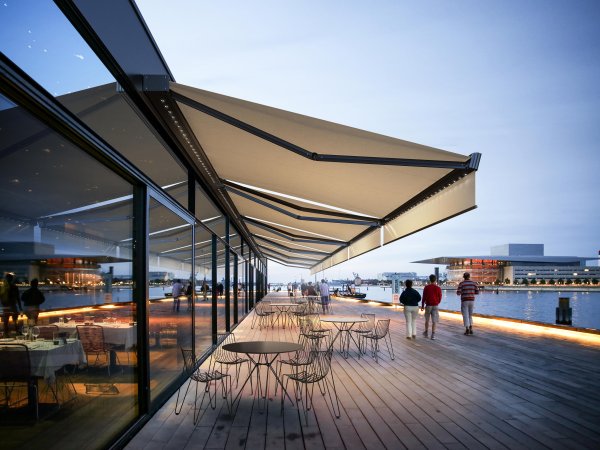 Die moderne Design Kassettenmarkise TXT von Gibus mit LED Markise und Volant Plus als frontale Beschattung.