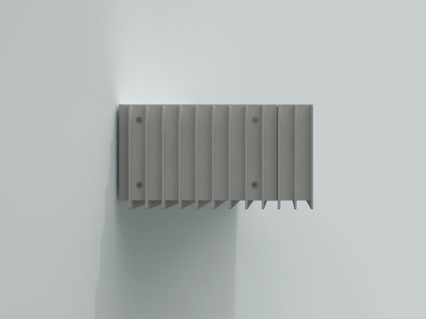 Die moderne Design Kassettenmarkise TXT von Gibus im eingefahrenen Zustand in Anthrazit.
