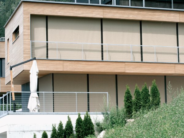 Modernes Haus mit Senkrechtmarkisen als außenliegenden Sonnenschutz.