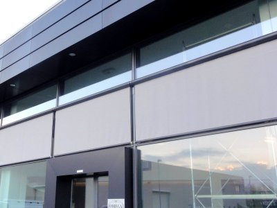 Die Senktrechte Markise mit ZIP System von Hella ist der ideale Sonnenschutz für Fensterfronten.