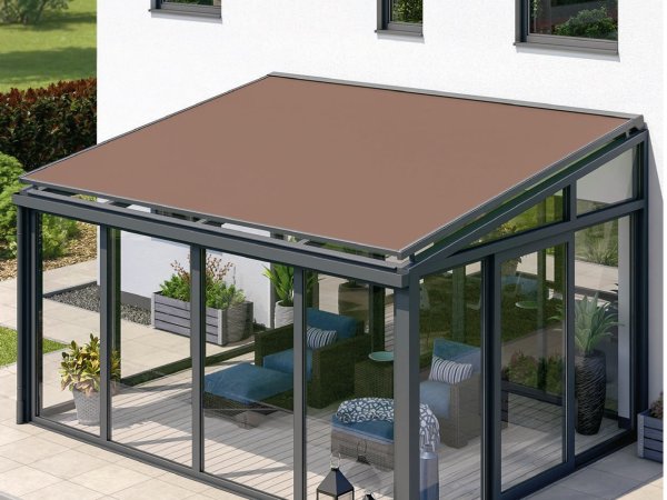 Die designbewusste und hochwertige Hella Wintergartenmarkise Solanya auf einem modernen Wintergarten.