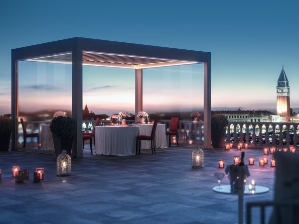 Die selbstragende Pergola Ventur von Hella ist ein bioklimatische Überdachung mit beweglichen Lamellen.