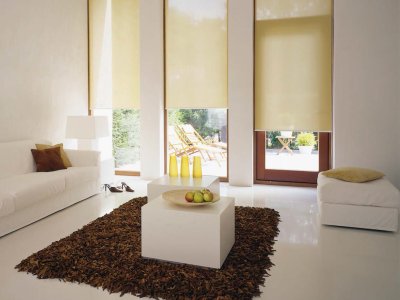 Die hellgelben Innenrollos im Wohnzimmer als Sicht- und Sonnenschutz.