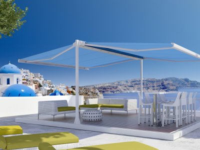 Die freistehende Standmarkise Boxmobil von Klaiber auf einer Dachterrasse mit einem Ausblick auf die umliegende Landschaft.