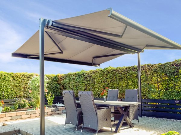 Die Standmarkise Boxmobil von Klaiber auf einer Terrasse eines Wohnhauses mit Garten.