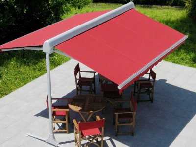 Die freistehende Standmarkise Ombramobil von Klaiber mit einer Doppelmarkise mit roten Tuch.