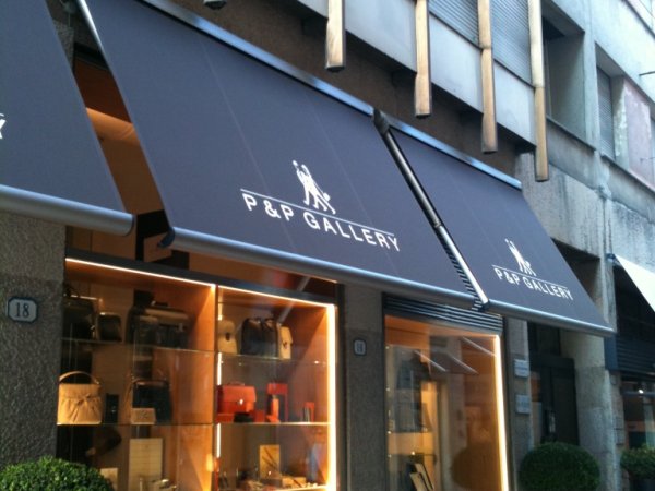 Markise vor einer Boutique als Sonnenschutz.
