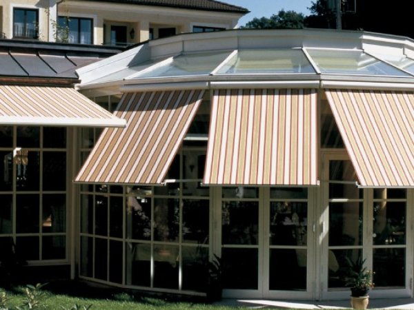 Idyllisches Haus mit Garten und Loggiamarkise als außenliegender Sonnenschutz.