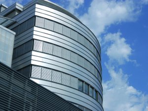 Bürogebäude mit Raffstoren