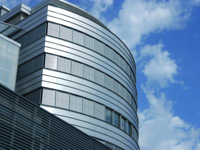 Großes Bürogebäude mit Raffstoren zur Beschattung und Lichtlenkung.