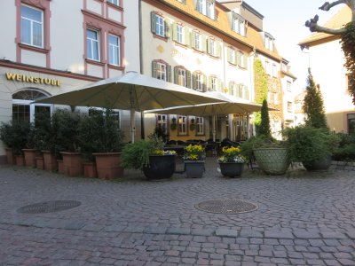 Neue wasserdichte Schirmbespannungen für das Romatik Hotel Goldener Karpfen in Fulda von Frimey.