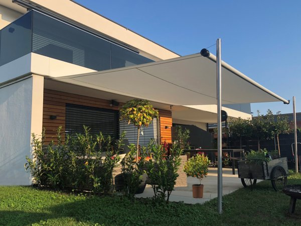 Das moderne Sonnensegel Shadesign One Inox auf einer Terrasse mit zwei Pfosten und zwei Edelstahlseile.