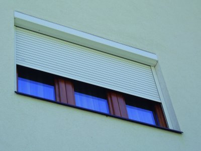 Ein Fenster mit einem Vorbaurollladen.