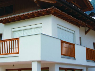 Ein Haus mit Vorbaurollläden in eckiger Form.