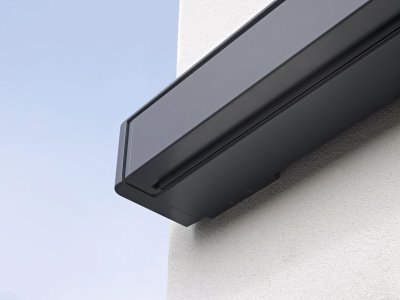 Das Kassettengehäuse der Warema Terrea K70 Kassettenmarkise im geschlossenen Zustand in grau.
