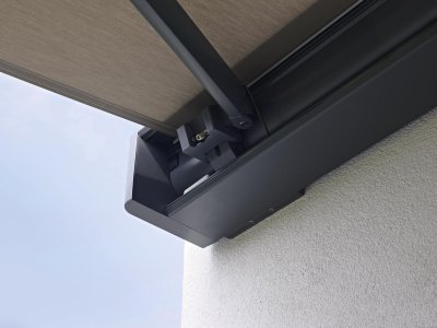 Das Kassettengehäuse der Warema K70 Terrea Kassettenmarkise im geöffneten Zustand in grau.