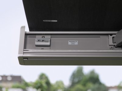 Das stabile Ausfallprofil der Warema K70 Terrea Kassettenmarkise im göffneten Zustand in grau.