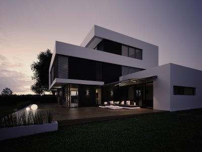 Die Kassettenmarkise Warema K50 einen Wohnhaus mit Garten und Terrasse.
