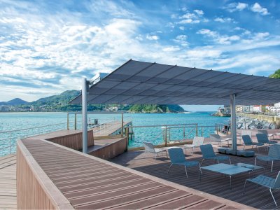 Die Segelmarkise FIM Felxy auf einer Terrasse eines Restaurants als Sonnenschutz sowie auch für Regen geeignet.