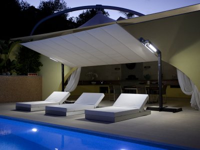 Die Segelmarkise FIM Flexy auf einer Terrasse mit integrierter LED Beleuchtung in den Aluminium Pfosten.