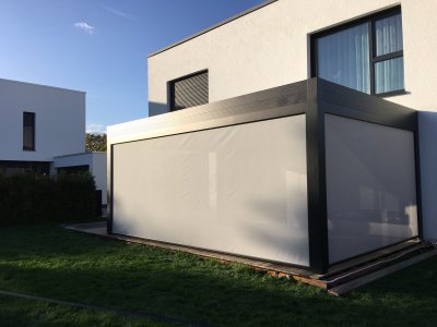 Die hochwertige Pergola Gibus Zenit mit beweglichen Dach und setlichen ZIP Senkrechtmarkisen in Dieburg, Frimey Fulda.