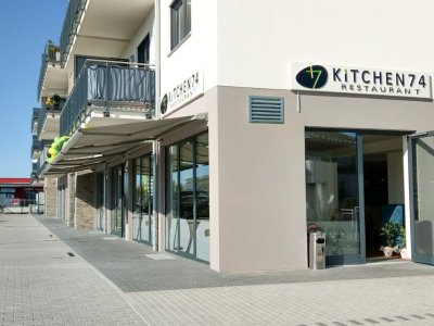 Das Restaurant Kitchen74 in Petersberg hat Kassettenmarkisen von Frimey in Fulda für ihre Außenterrasse.