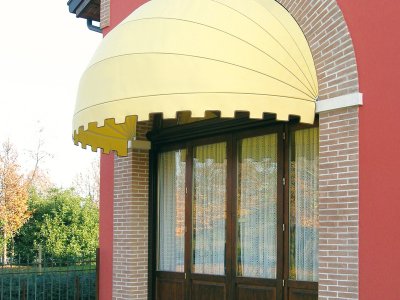 Die runde Korbmarkise Tondo von Gibus auf einer Terrasse mit breiter Terrassentür, Frimey Fulda.