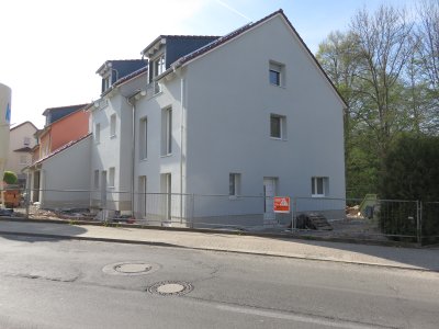 Das Architekten - Haus in Fulda mit einer Hella Cleo 5530 Kassettenmarkise in weiß mit beigen Markisentuch von Frimey.