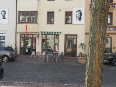Das Kaffeehaus in Fuldamit einer Gastronomie Markise mit Regenschutzdach und gestreiftem Markisentuch von Frimey.